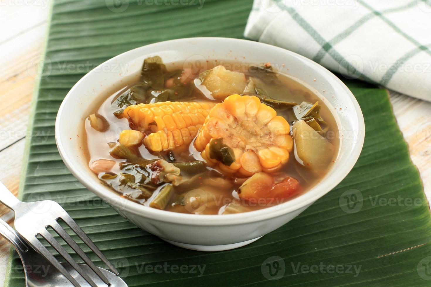 sayur asem eller sayur asam, vegetabiliska tamarind klar soppa foto