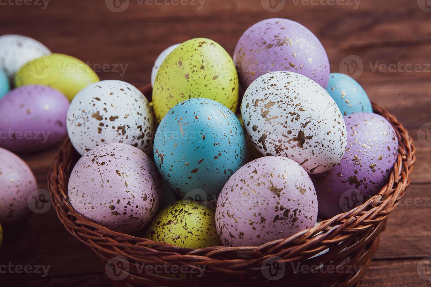 pastell påsk ägg bakgrund. vår greating kort. påsk ägg i korg foto