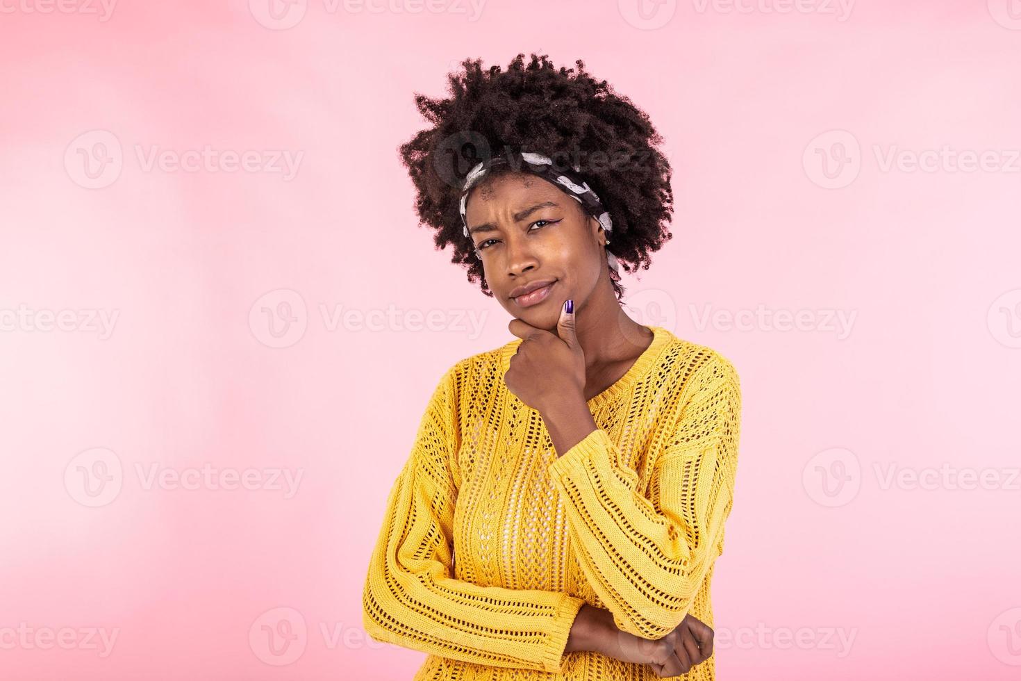 misstänkt irriterad ung afrikansk amerikan kvinna med misstänksam ansikte ser på kamera, skeptisk sarkastisk svart flicka känsla försiktig tvivelaktiga misstro isolerat på rosa studio bakgrund foto