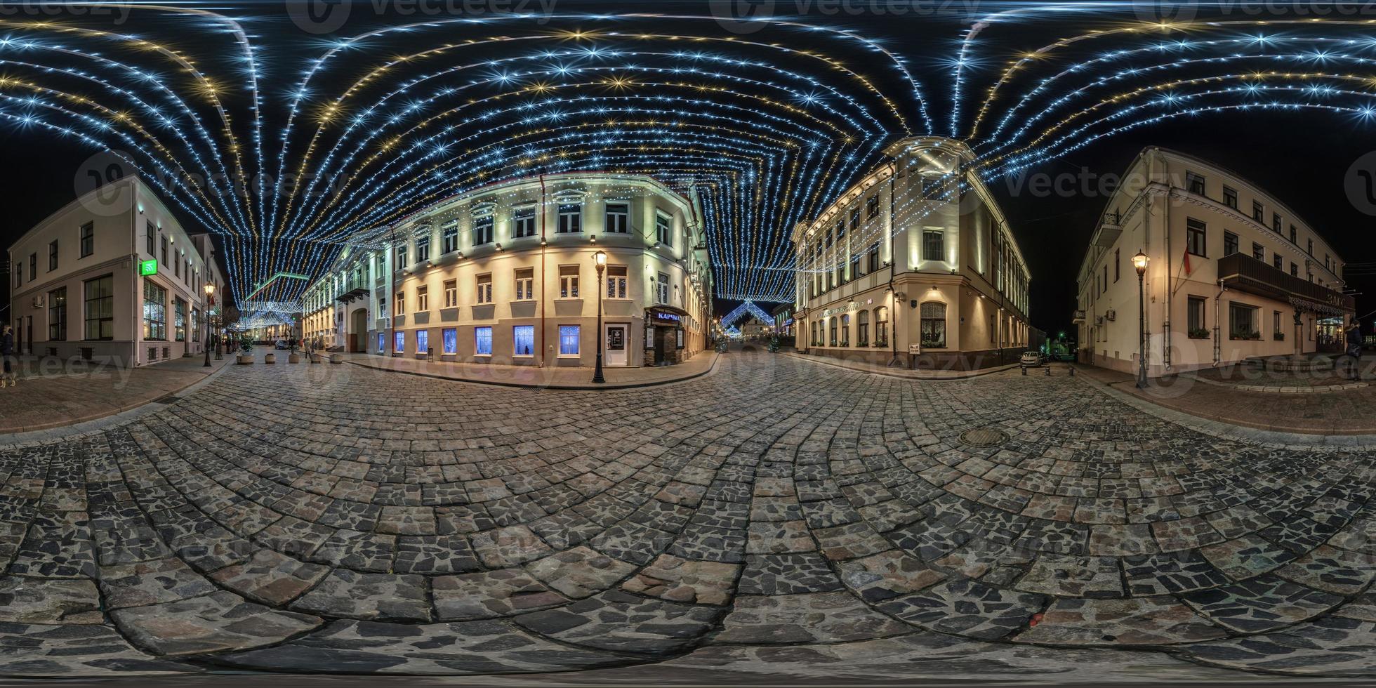 sfärisk sömlös natt hdr 360 panorama på fotgängare gata med sten trottoar av gammal stad med festlig dekoration och illumination i likriktad utsprång foto