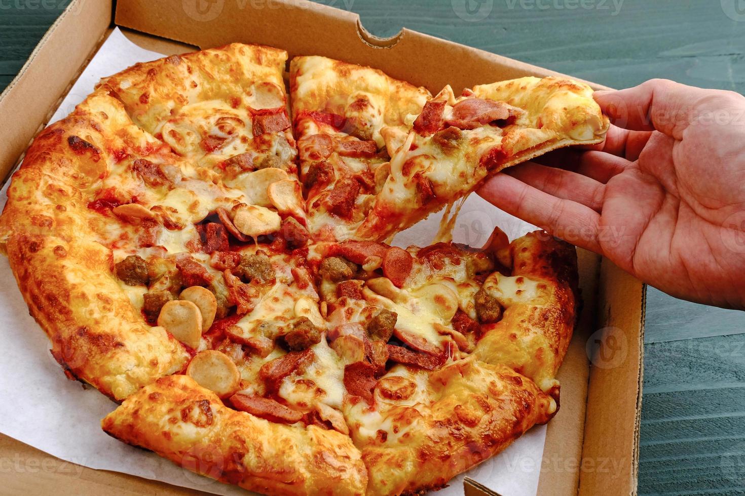 skiva av pizza med kött garnering foto