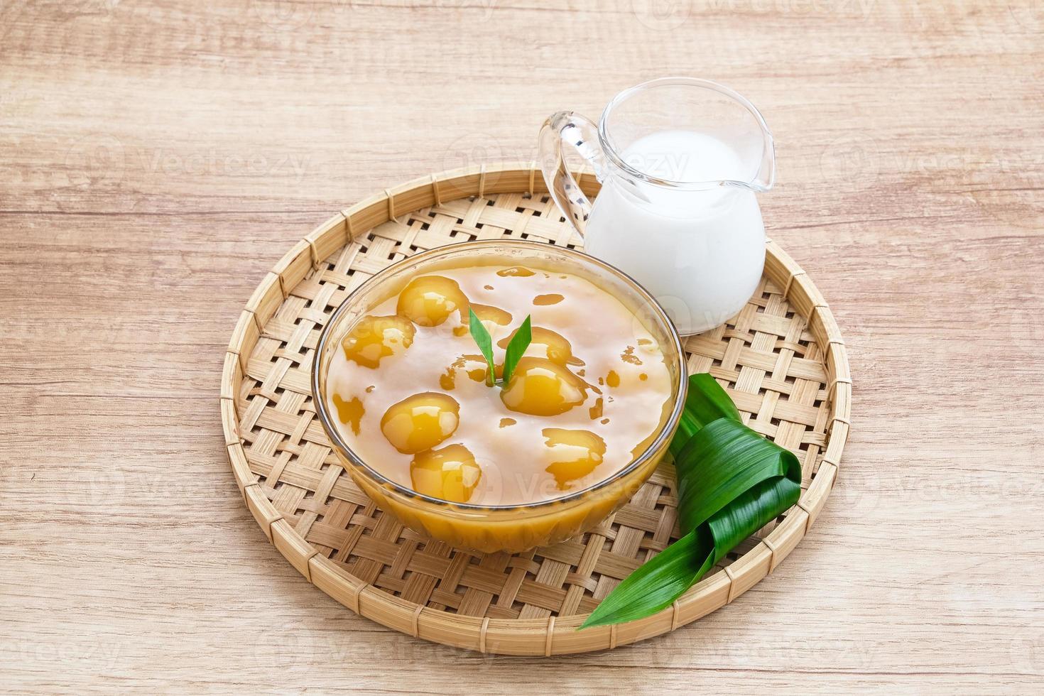 bubur ljus eller kolak biji salak, indonesiska traditionell mat tillverkad från klibbig ris mjöl, brun socker och kokos mjölk. populär under ramadan. foto
