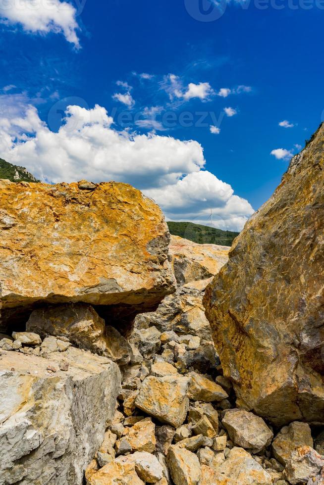 stenblock vid Donau-ravinen i djerdap vid den serbisk-rumänska gränsen foto