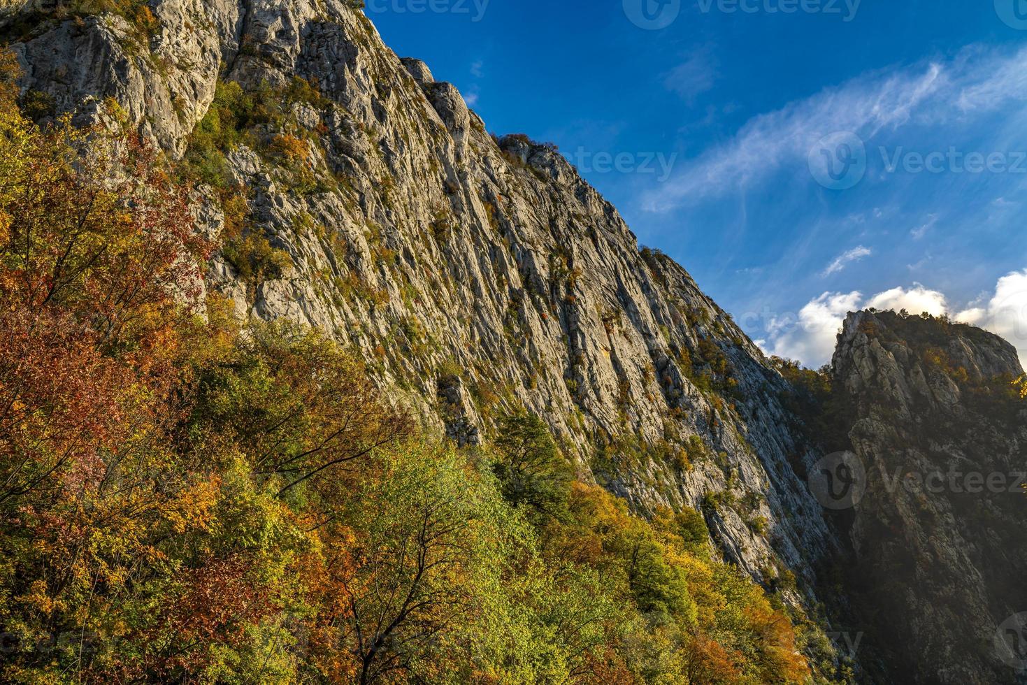 Donau ravinen i djerdap vid den serbiska-rumänska gränsen foto