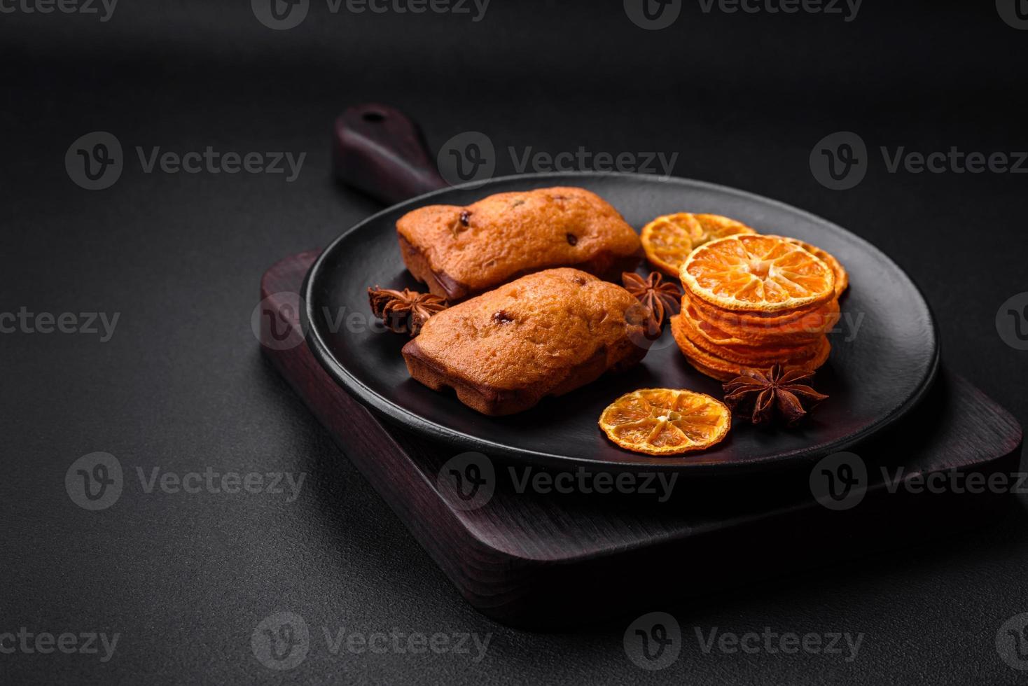utsökt choklad muffins och torkades runda formad skivor av mandarin foto