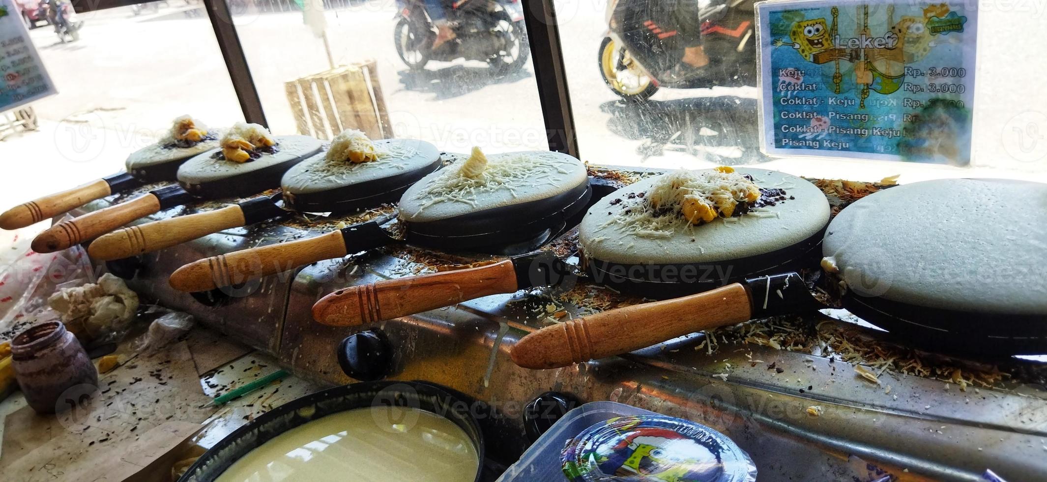 surakarta, Indonesien, Mars 12, 2023. kue leker är en typ av indonesiska crepe gata mat, tillverkad med mjöl, ägg, mjölk och socker med olika fyllningar sådan som banan, choklad och ost. Krispig. foto