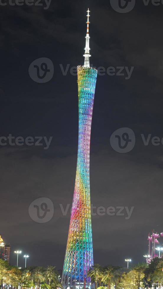 de skön sightseeing torn se med de färgrik lampor på på natt foto