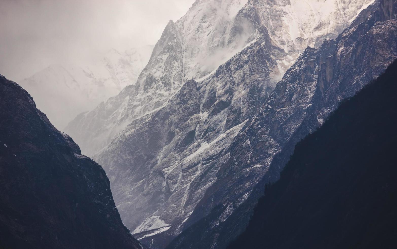 en dramatisk landskap med de brant, isig, snötäckt åsar och raviner av de annapurna bergen i de nepal himalaya. foto