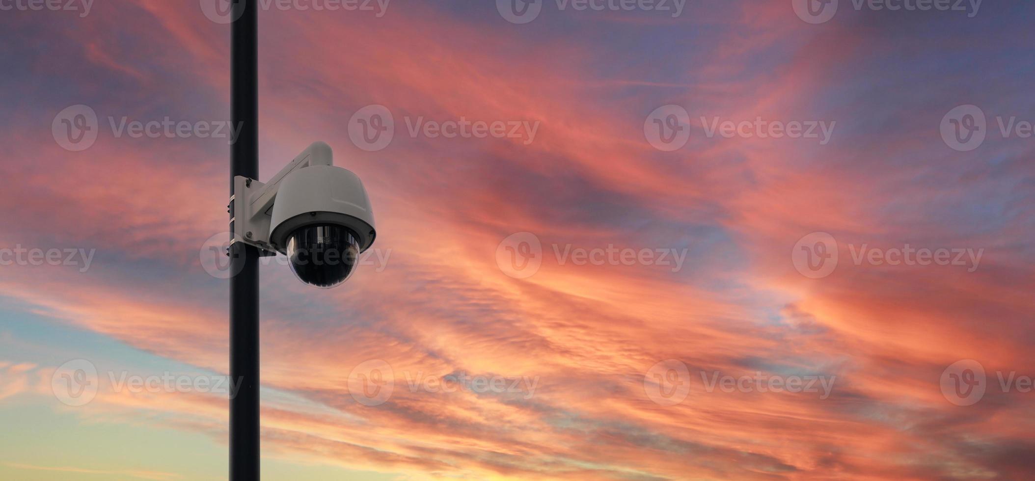verklig tid modern uppkopplad säkerhet cCTV kameror övervakning systemet. ett utomhus- video övervakning kameror är installerad på metall posta. foto