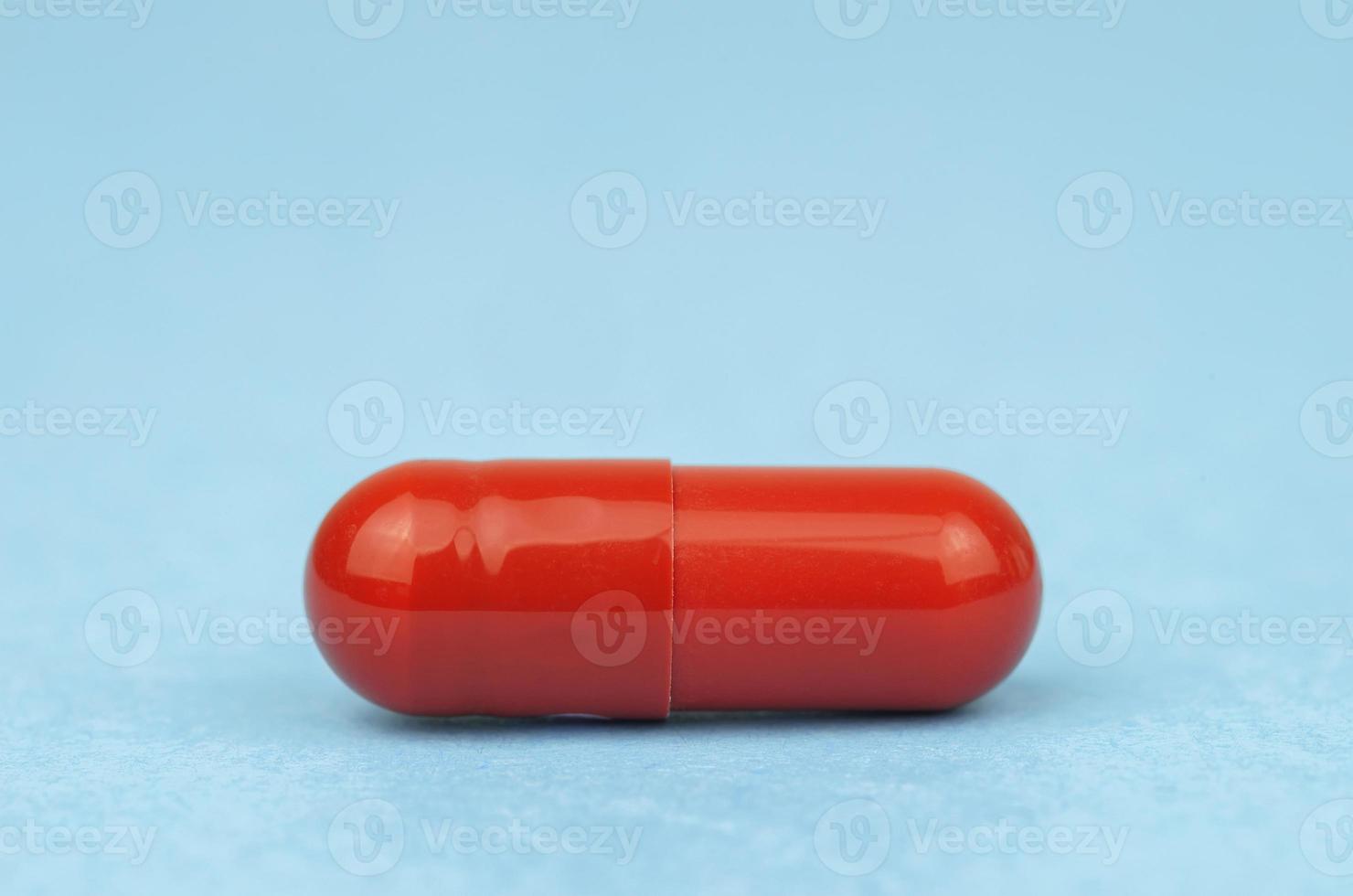 blandad farmaceutisk medicin biljard, tabletter och kapslar över blå bakgrund foto