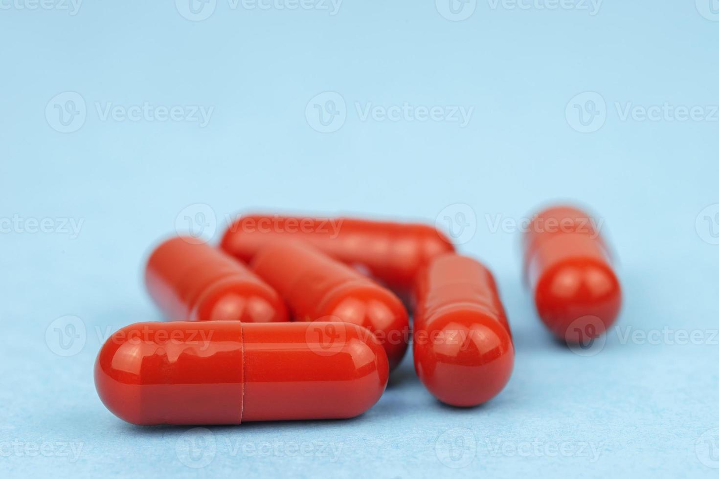blandad farmaceutisk medicin biljard, tabletter och kapslar över blå bakgrund foto