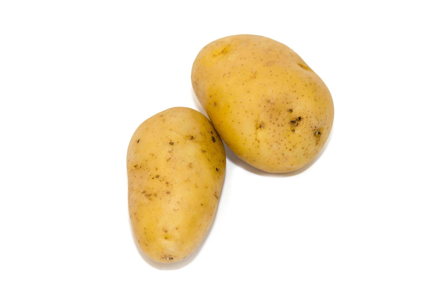 potatisar isolerad på vitt foto