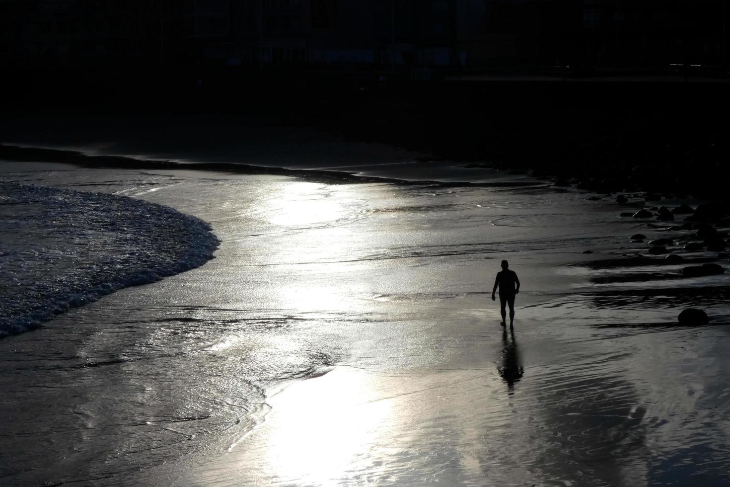 avkopplande promenad på de strand foto