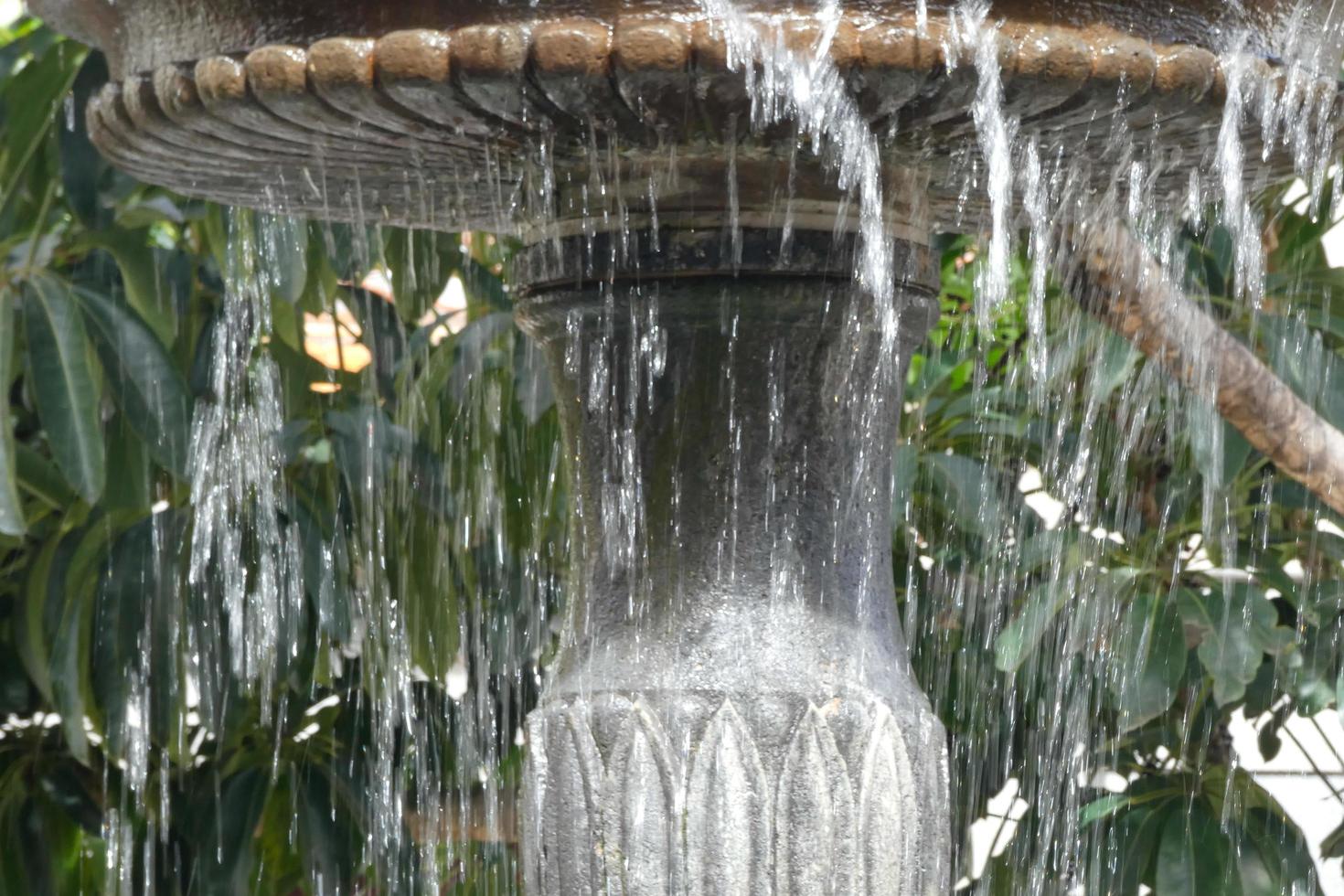 urban dekorativ vatten fontän i de stad Centrum foto