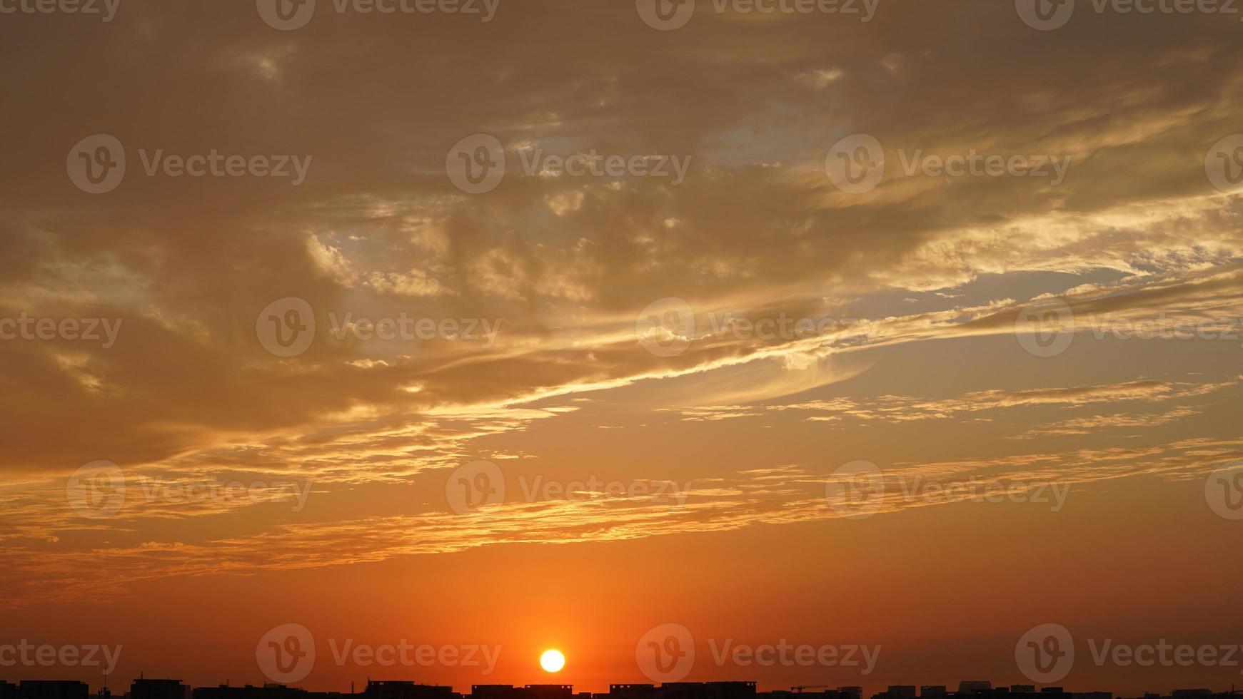 de skön solnedgång himmel se med de färgrik moln och värma lampor i de himmel foto