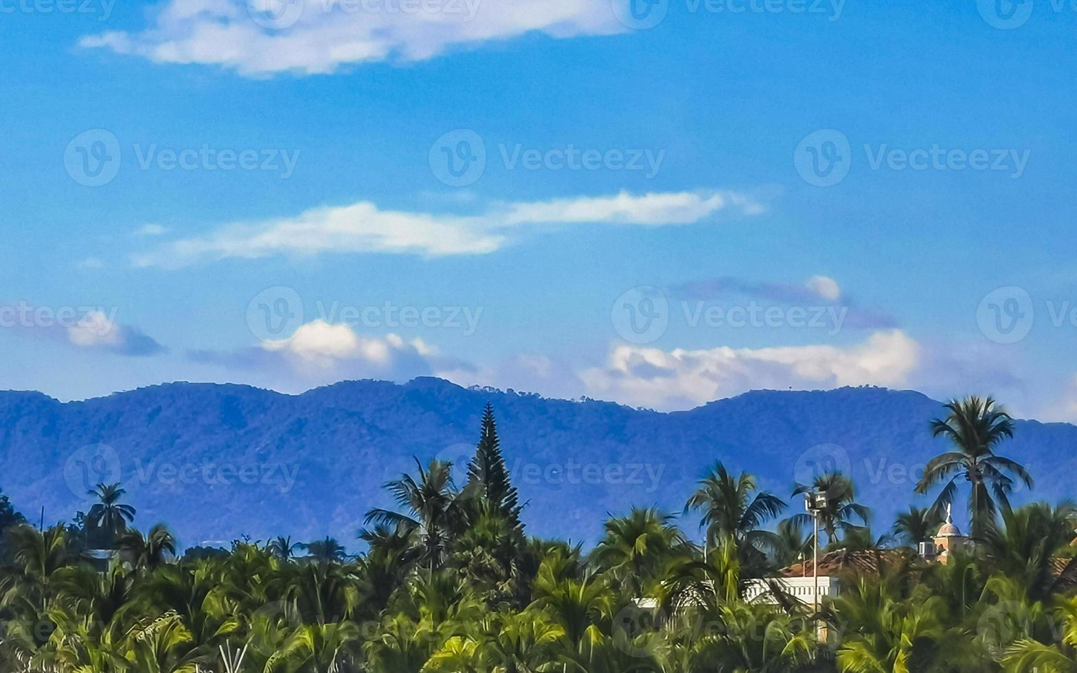 berg panorama klippor stenar kuperad tropisk landskap puerto escondido Mexiko. foto