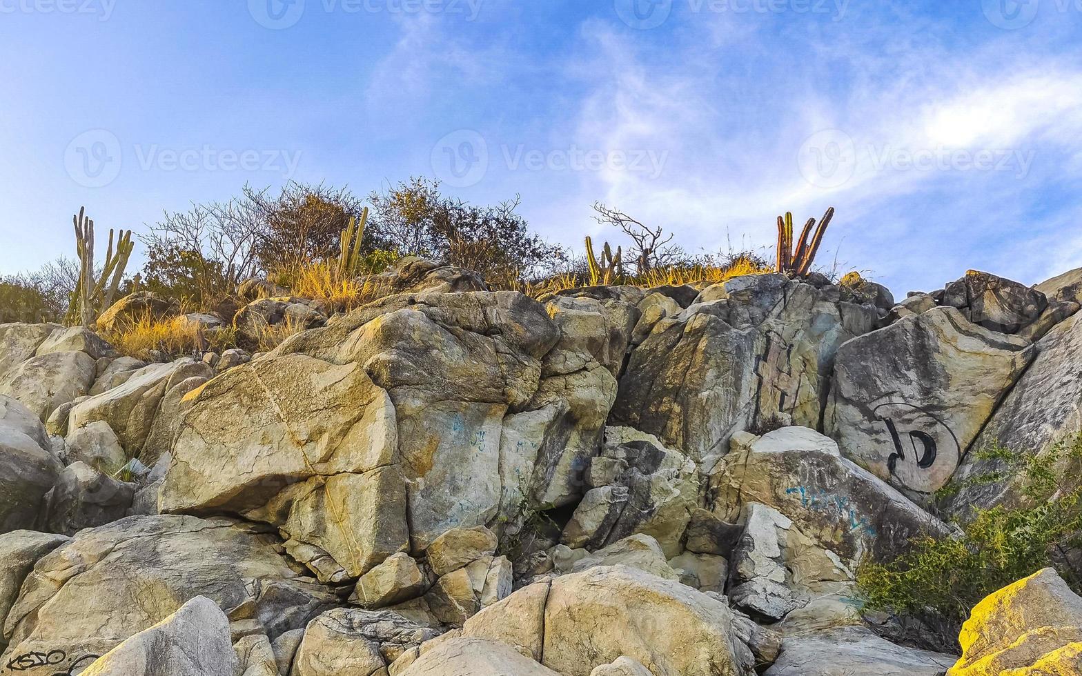 berg panorama klippor stenar kuperad tropisk landskap puerto escondido Mexiko. foto