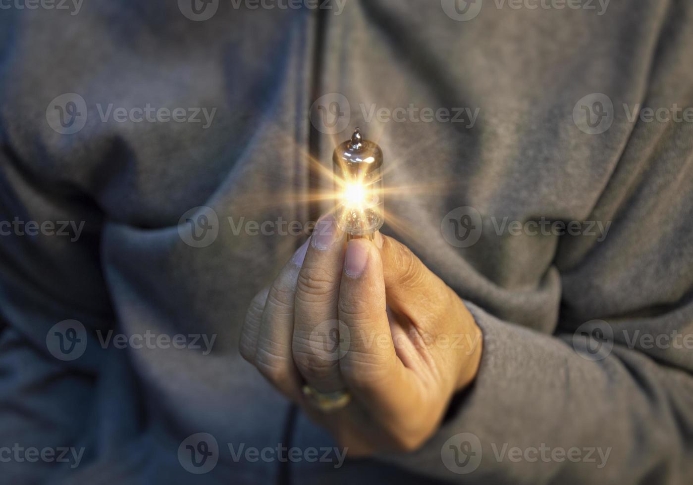 mänsklig hand innehav ljus Glödlampa, aning, innovation och inspiration med lysande virtuell hjärna, smart kreativitet med ljus Glödlampa, motivering och innovation begrepp foto