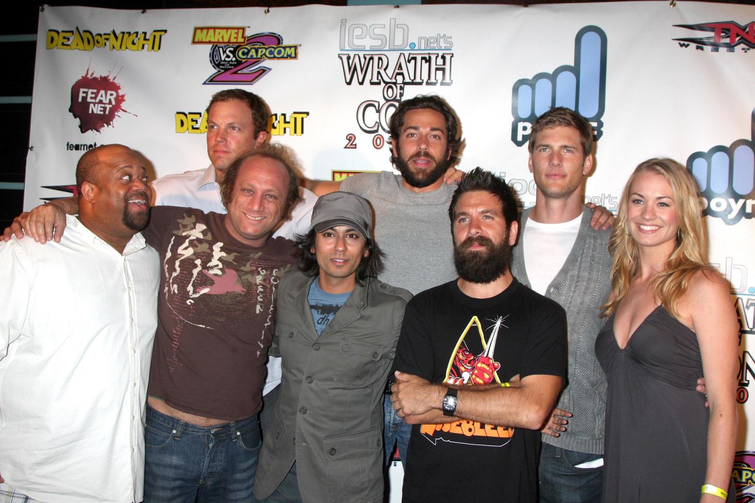 kasta kasta stirrande Zachary levi yvonne strahovski anländer på de vrede av lura fest på de hård sten hotell i san Diego ca på juli 24 20092009 foto