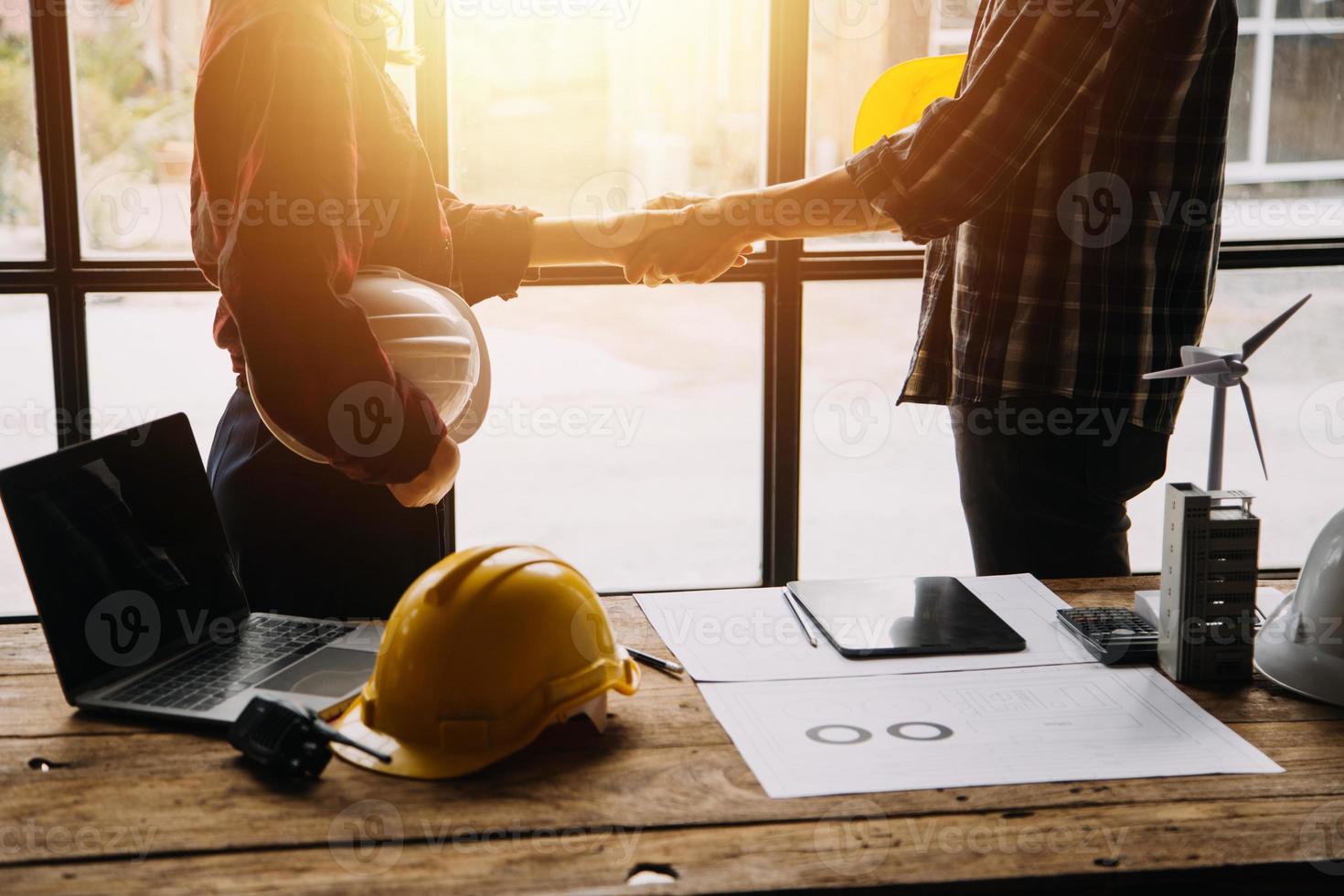 två företag man konstruktion webbplats ingenjör. teknik objekt på arbetsplats med partners interagera på bakgrund foto