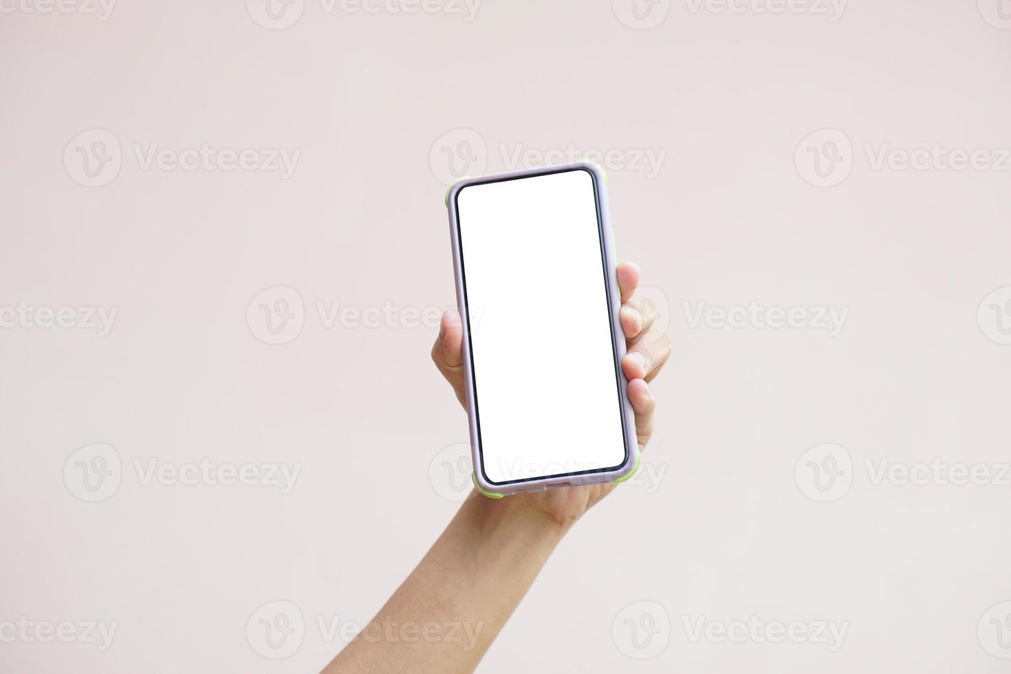 telefon i mänsklig hand vit skärm foto