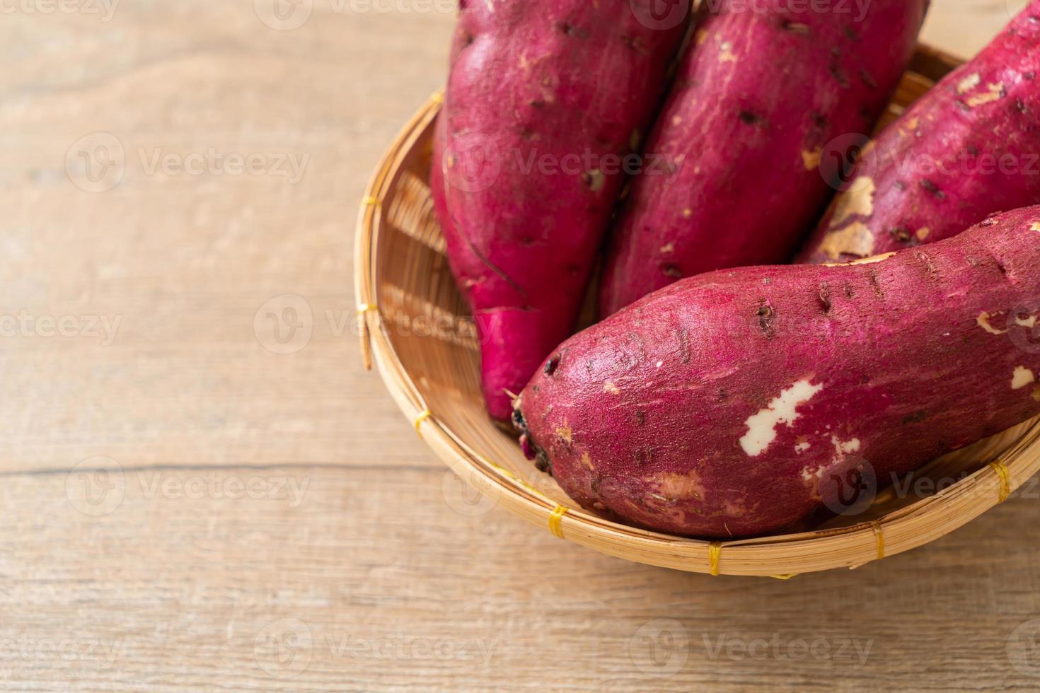 japansk sötpotatis på korgen foto