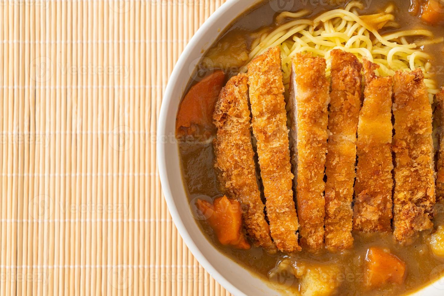 curry ramen nudlar med tonkatsu stekt fläskkotlett foto