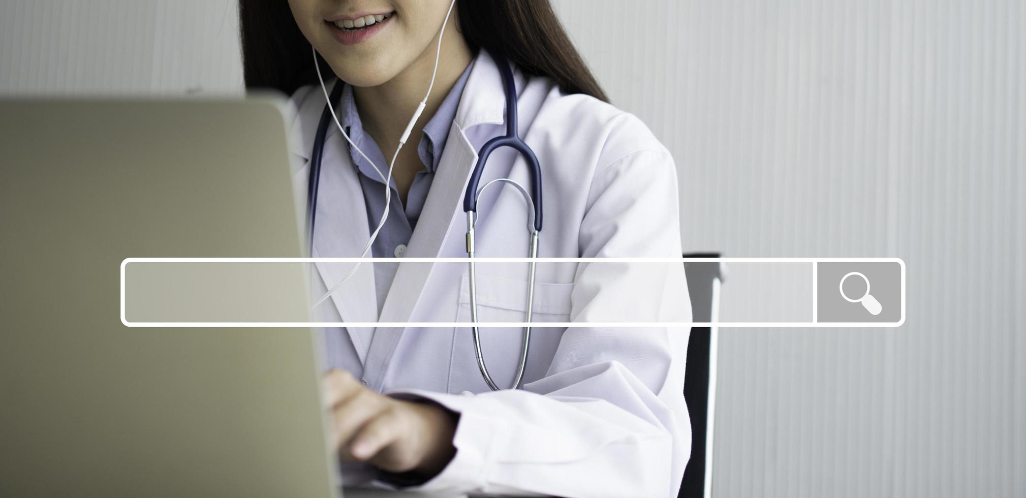 sökande bläddring internet bar på asiatisk kvinna läkare är uppkopplad besöker med en patient bakgrund, begrepp av sökande bläddring internet data information nätverkande för medicinsk och sjukvård foto