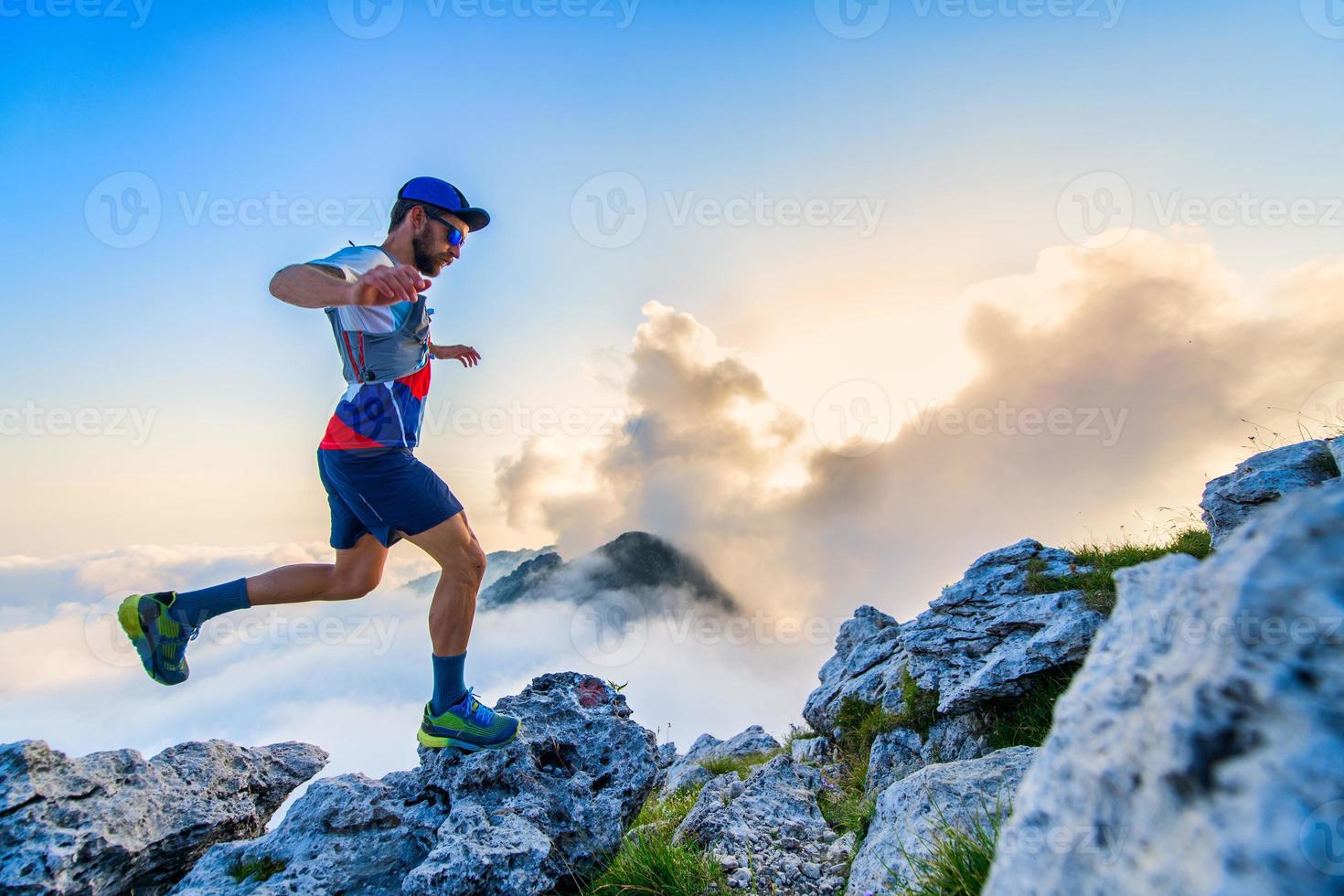 manlig ultramarathonlöpare under ett träningspass foto