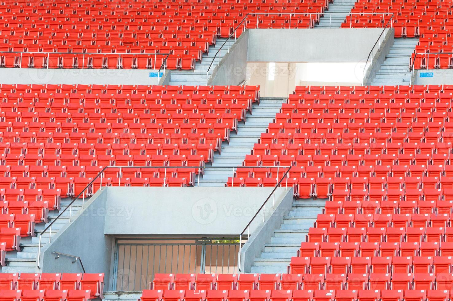 tömma orange säten på stadion, rader av sittplats på en fotboll stadion foto