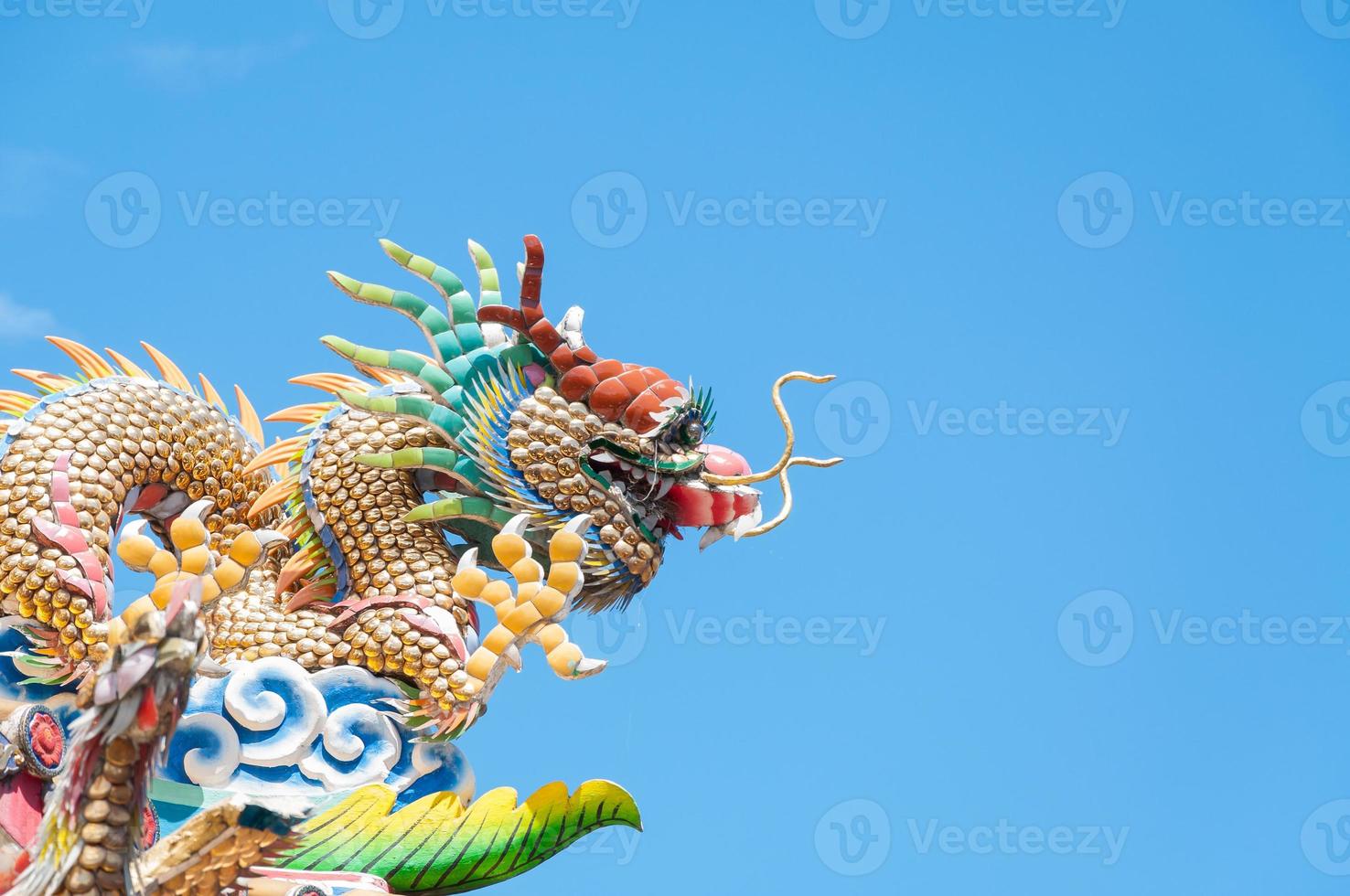 kinesisk drake med blå himmelsdrake staty på tak i kinesisk tempel foto