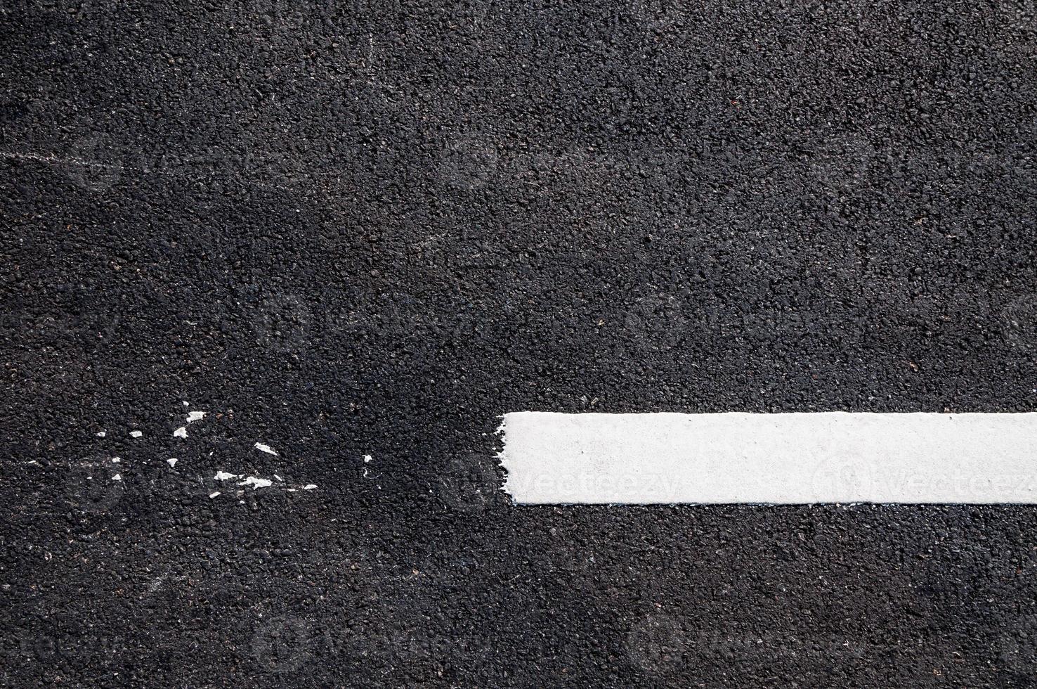 vit linje på ny asfalt detalj, gata med vit linje textur foto
