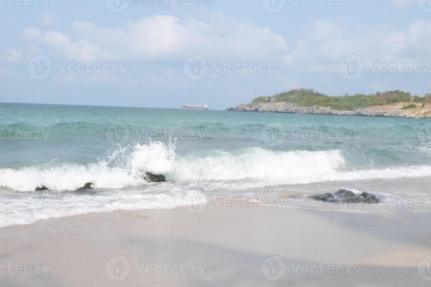 sommar gånger av hav, sand, strand, Sol. se av skön strand ö i thailand. för använda sig av som bakgrund, tapet, skärm sparare. sommar eller Semester eller semester eller fred eller lugna eller färsk begrepp. foto