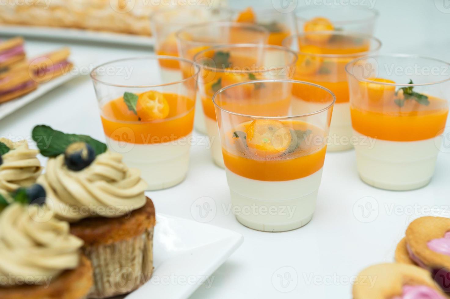 godis bar för en Semester med muffin och grädde, mandarin panna kota i en glas foto