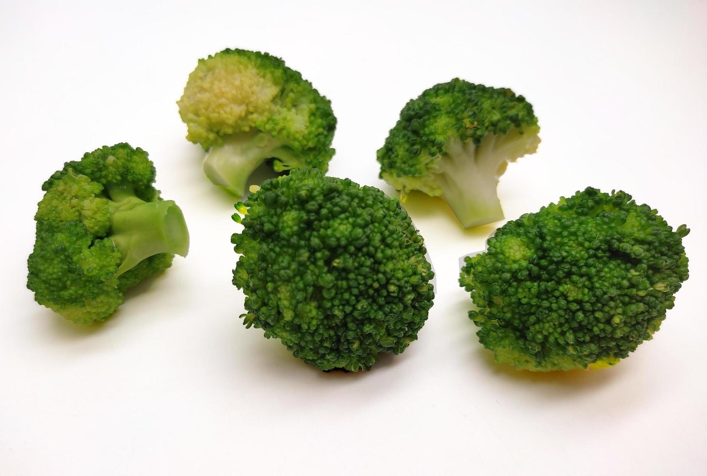 broccoli samling. annorlunda sidor av grön färsk broccoli. isolerat på vit bakgrund foto