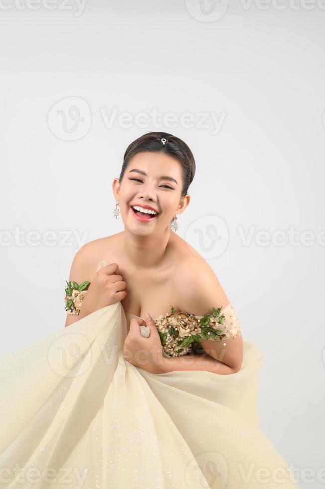 ung asiatisk skön brud leende med Lycklig på vit bakgrund foto