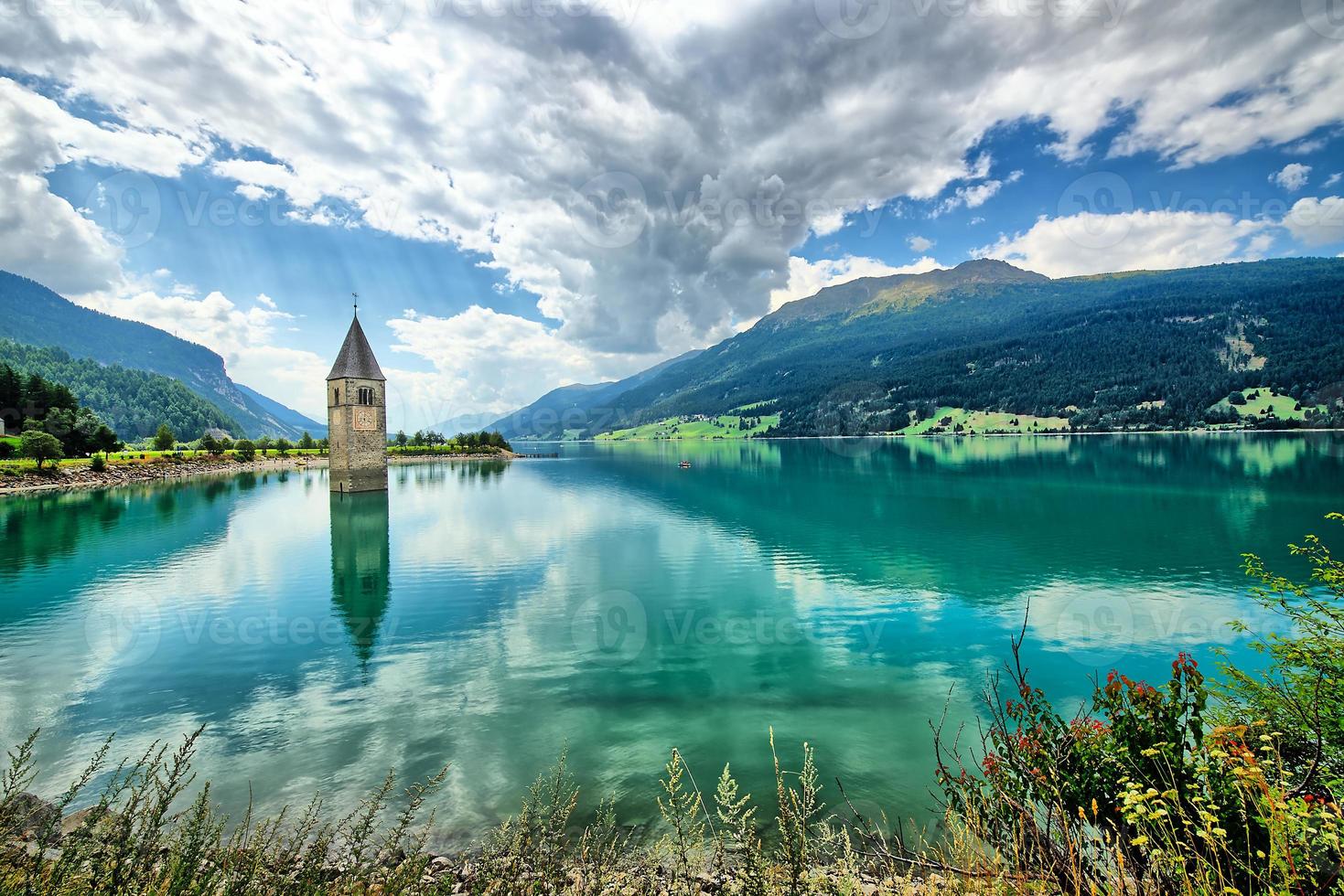 klocktorn i reschensee resia södra tyrolen Italien foto