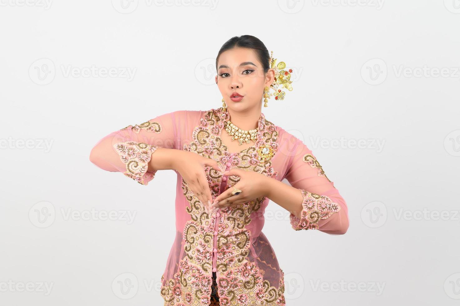 ung skön kvinna klänning upp i lokal- kultur i sydlig område med kärlek hållning foto