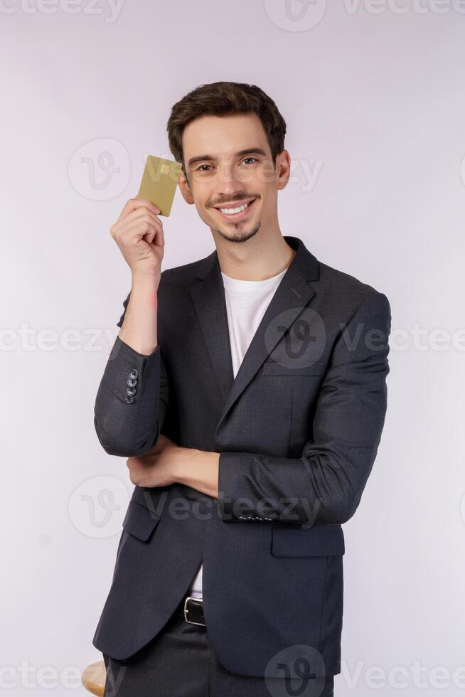 porträtt av ung leende stilig affärsman som visar kreditera kort isolerat över vit bakgrund foto