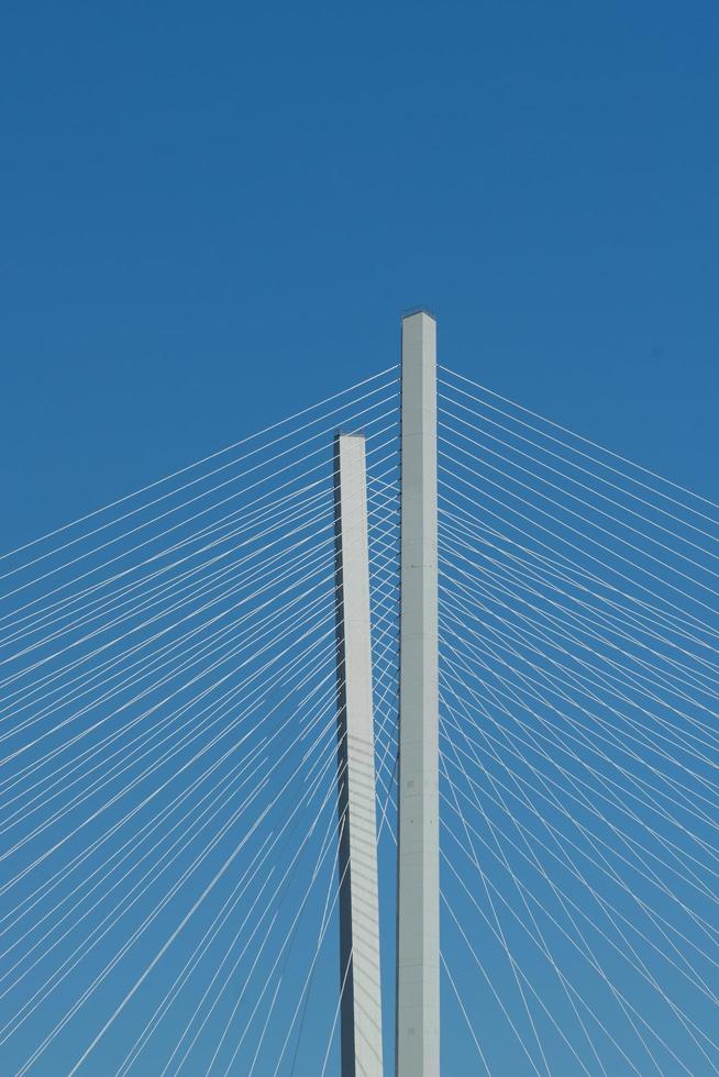 detalj av en bro över gyllene hornviken med klarblå himmel i Vladivostok, Ryssland foto