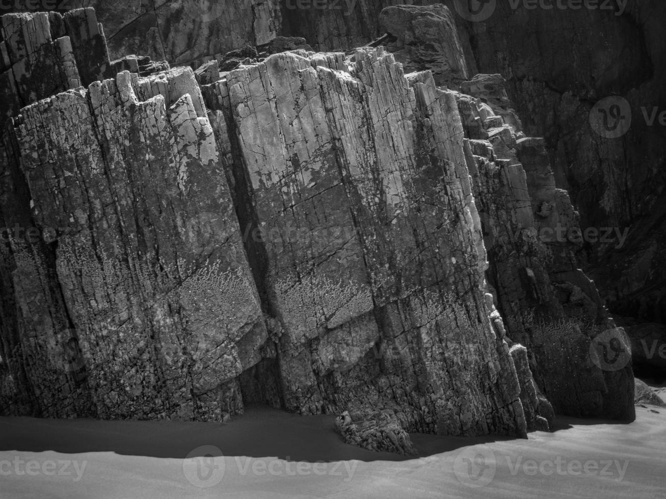 stenar med raka kanter vid lågvatten på en strand vid den asturiska kusten foto