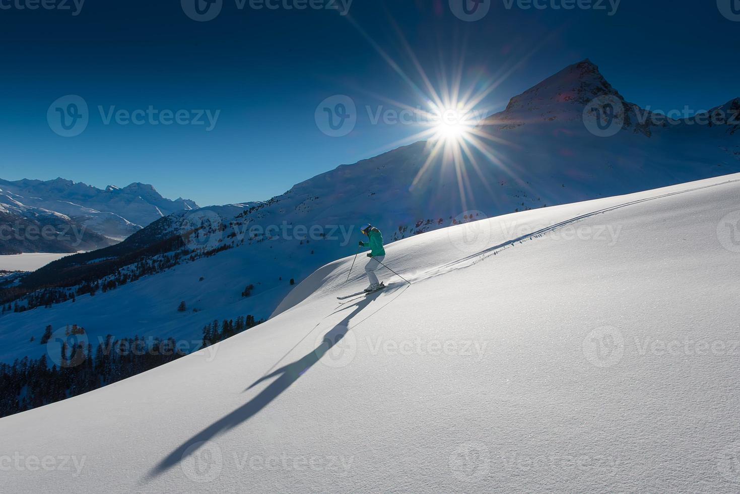flicka i off-piste skidåkning foto