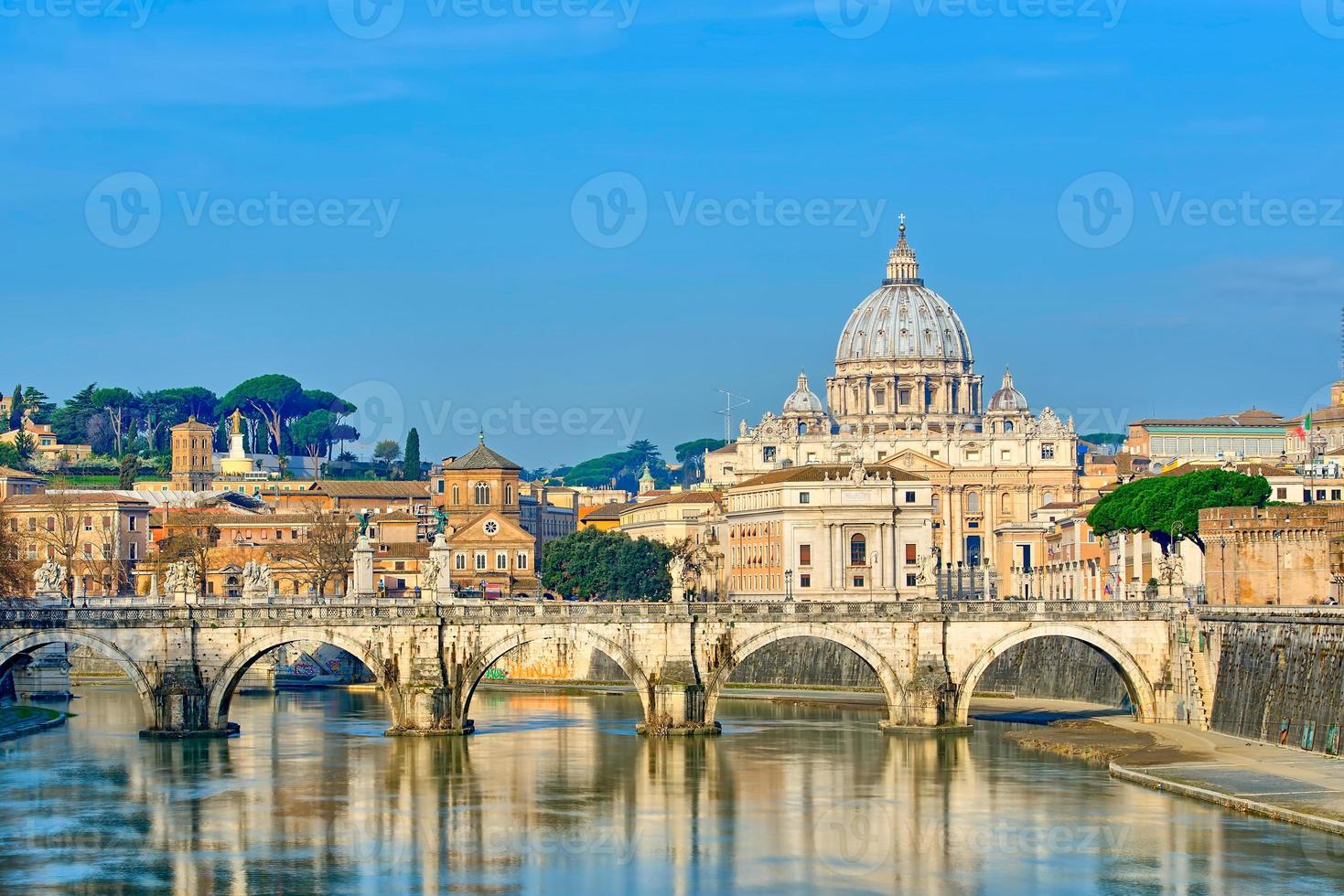 Bridge of Castel St. angelo på tibern. kupol av st. Peters basilika, Rom - Italien foto