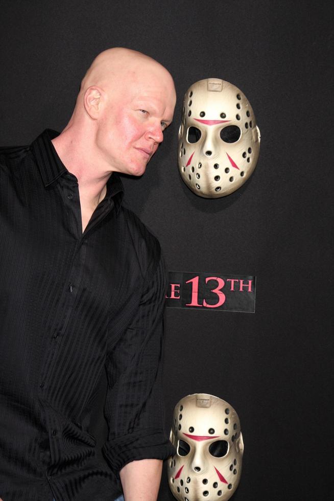 derek mears anländer på de fredag de 13: e 2009 premiär på manns by teater i los angeles ca på februari 9 20092009 foto