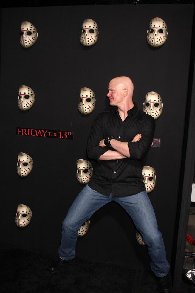 derek mears anländer på de fredag de 13: e 2009 premiär på manns by teater i los angeles ca på februari 9 20092009 foto