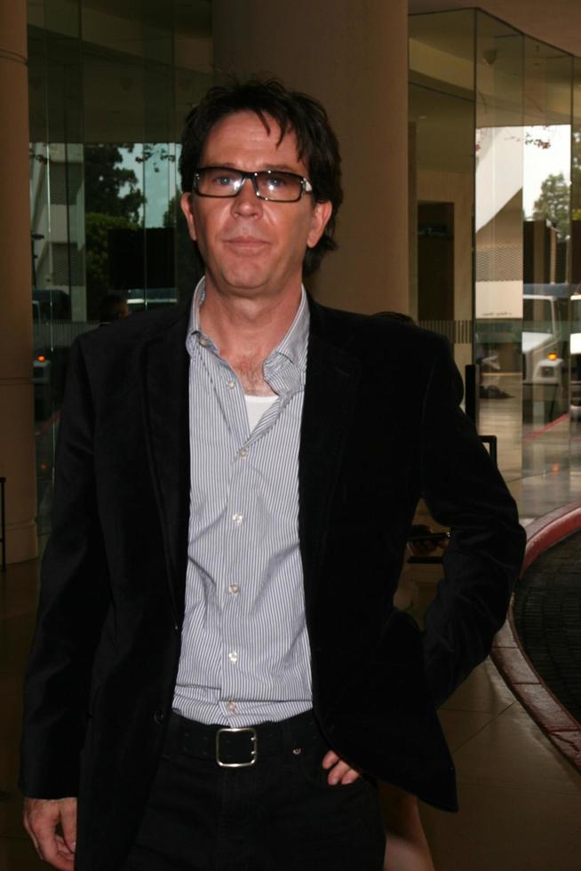 timothy hutton avgår från de beverly hilton hotell i beverly kullar ca efter håller på med Tryck på de tcas för svarvare i juli 11 20082008 foto