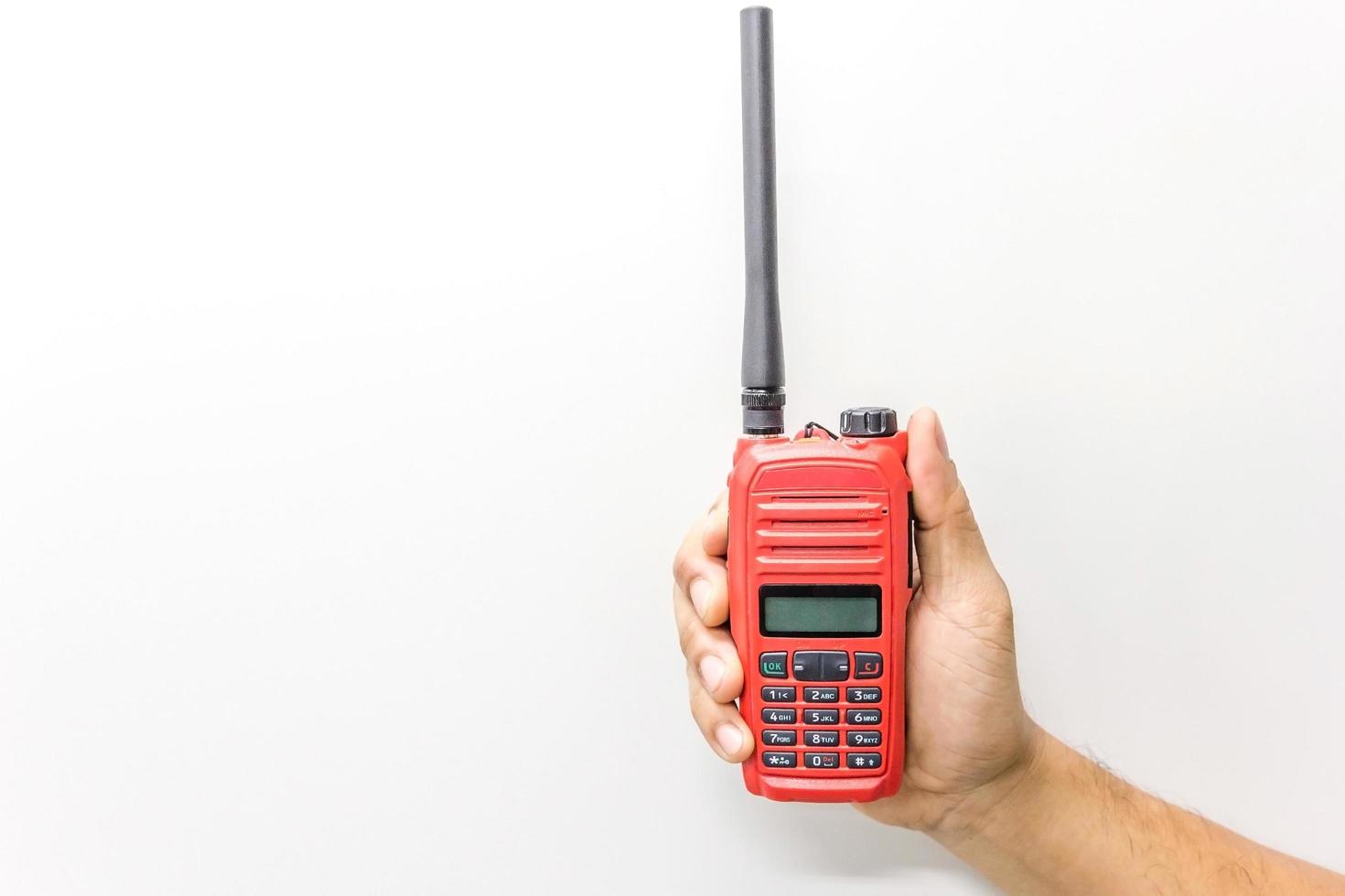 röd walkie talkie handhållen, isolerad på en vit bakgrund med kopia utrymme och text foto
