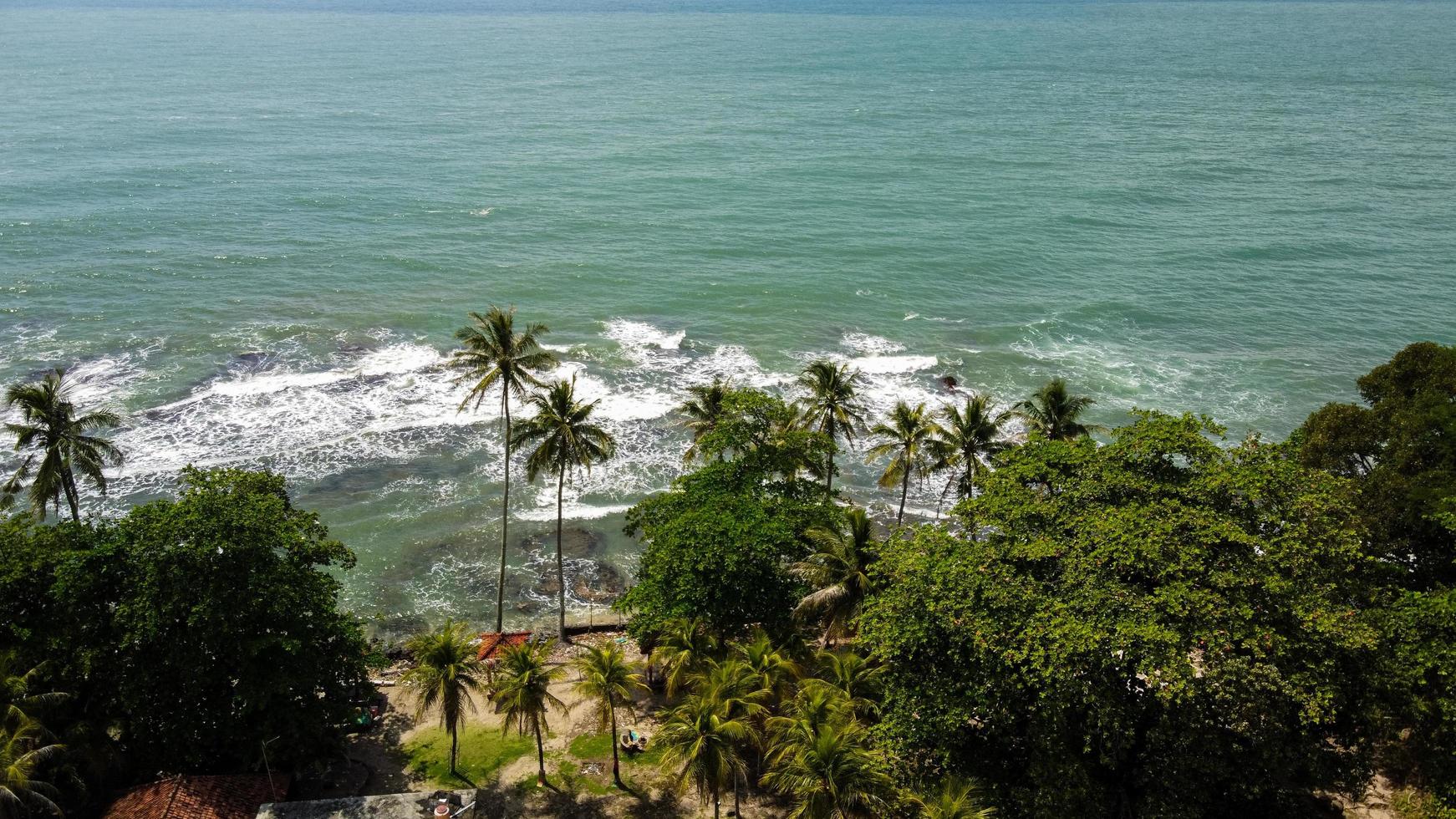 Banten, Indonesien 2021 - Flygfoto över Karang Bolong Beach foto