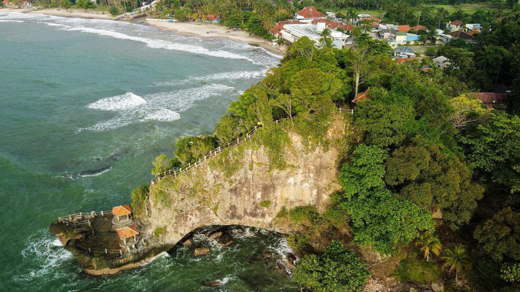 Banten, Indonesien 2021 - Flygfoto över Karang Bolong Beach foto