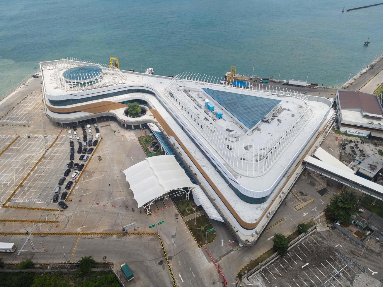 Banten, Indonesien 2021 - Flygfoto över marinhamnen i Pelabuhan Merak och stadens hamnö foto